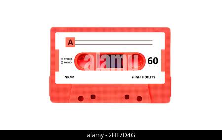 Cassette audio de couleur orange avec étiquette vierge isolée sur fond blanc. Musique et son rétro, 80s chansons Banque D'Images