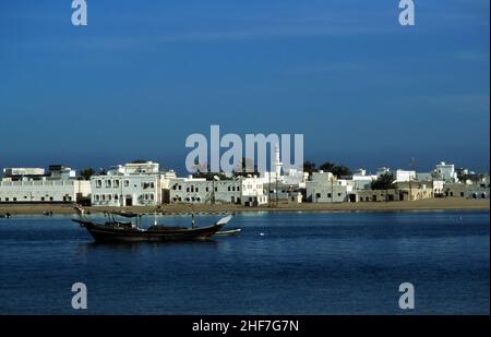 Vieille ville portuaire sur en Oman vu de la mer Banque D'Images