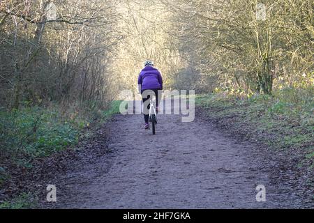 Cycliste sur le Sett Valley Trail, qui relie Hayfield et New Mills, dans le Derbyshire. Banque D'Images