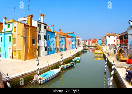 Belles maisons colorées et un canal vu d'une ancienne brigade de la vieille ville de pêcheurs Burano dans la lagune de Venise Banque D'Images