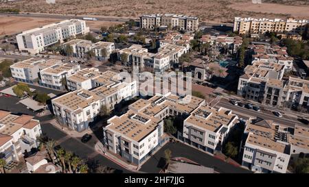L'après-midi vue aérienne du centre urbain dense de la surprise, Arizona, États-Unis. Banque D'Images