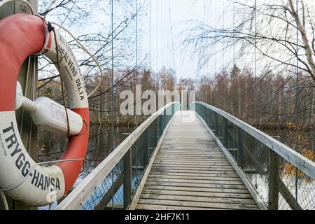 Suède, Västerbotten län, Umeå, Réserve naturelle du delta d'Umeälvens, pont suspendu, bouée de sauvetage Banque D'Images