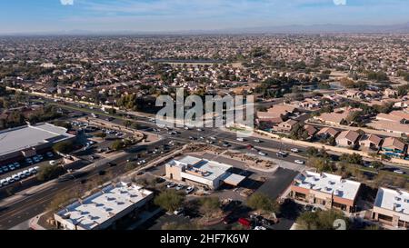 L'après-midi vue aérienne du centre urbain dense de la surprise, Arizona, États-Unis. Banque D'Images
