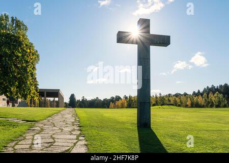 Suède, Stockholm, Skogskyrkogården, cimetière, site du patrimoine mondial de l'UNESCO, croix de granit d'Asplund Banque D'Images