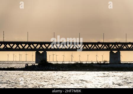 Suède, Malmo, Sibbarb Strand, pont d'Oresund au feu arrière Banque D'Images