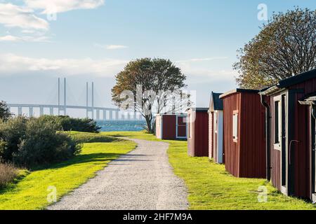 Suède, Malmo, Sibbarb Strand, cabines de plage, pont d'Oresund Banque D'Images