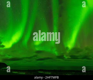 Panorama, Norvège, Lofoten, Vestvagøya, Eggum,lumière polaire intense sur la mer Banque D'Images