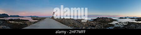 Panorama, Norvège, Lofoten, Austvågøya, village de pêcheurs Laukvik,phare, lumière du matin Banque D'Images