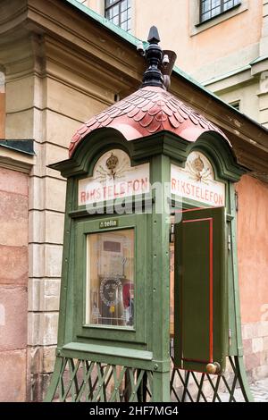 Suède, Stockholm, Vieille ville, Château Royal, kiosque téléphonique historique Banque D'Images