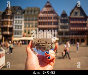 Maisons colorées en demi-bois à Francfort à travers une boule de verre donnant un effet boule de neige Banque D'Images