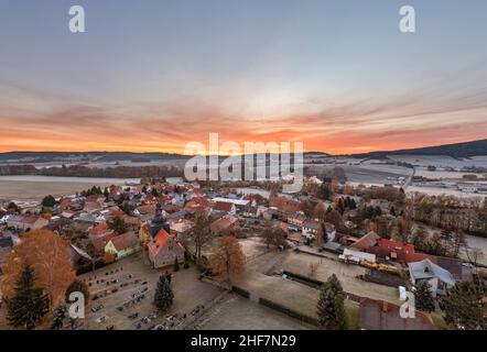 Allemagne, Thuringe, Stadtilm, quartier Griesheim, village,église du village, aube, vue d'ensemble, rétro-éclairage Banque D'Images