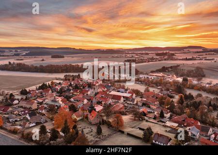 Allemagne, Thuringe, Stadtilm, quartier Griesheim, village,eglise, cimetière, ILM, champs, l'aube,vue d'ensemble, image aérienne, rétroéclairage Banque D'Images