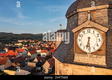 Allemagne, Thuringe, communauté rurale Geratal, Graefenroda, horloge de l'église,village, maisons Banque D'Images