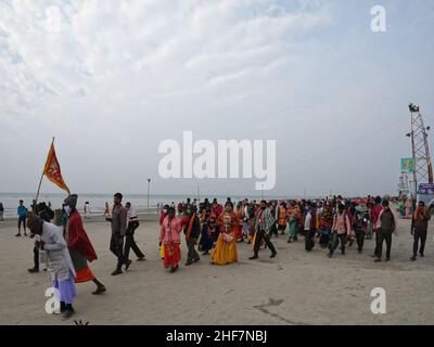 Kolkata, Inde.13th janvier 2022.Les dévotés hindous arrivent le 13 janvier 2022, lors du festival de Gegasagar Mela, sur l'île de Sagar, à environ 150 km au sud de Kolkata, en Inde.(Photo de Dipa Chakraborty/Pacific Press/Sipa USA) crédit: SIPA USA/Alay Live News Banque D'Images