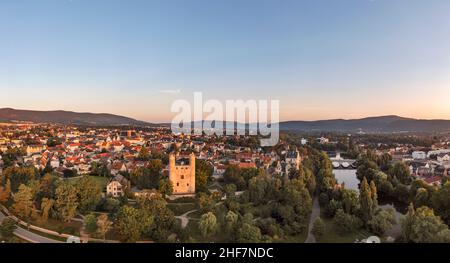 Allemagne, Thuringe, Saalfeld, haute essaim, ruines de château,Ville, Saale, Johanneskirche (arrière-plan), vue d'ensemble, photo aérienne,lumière du matin Banque D'Images