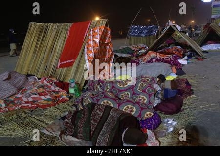 Kolkata, Inde.13th janvier 2022.Les dévotés hindous se reposent dans un camp temporaire pendant le festival Gangasagar Mela, sur l'île de Sagar, à environ 150 kilomètres au sud de Kolkata, en Inde, le 13 janvier 2022.(Photo de Dipa Chakraborty/Pacific Press/Sipa USA) crédit: SIPA USA/Alay Live News Banque D'Images