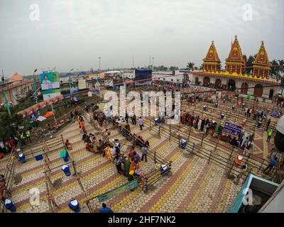 Kolkata, Inde.13th janvier 2022.Les dévotés s'alignent pour visiter le Temple Kapil Mui pendant le festival de la Gangasagar Mela, à l'île de Sagar, à environ 150 kilomètres au sud de Kolkata, en Inde, le 13 janvier 2022.(Photo de Dipa Chakraborty/Pacific Press/Sipa USA) crédit: SIPA USA/Alay Live News Banque D'Images