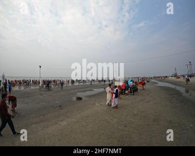 Kolkata, Inde.13th janvier 2022.Les dévotés hindous arrivent le 13 janvier 2022, lors du festival de Gegasagar Mela, sur l'île de Sagar, à environ 150 km au sud de Kolkata, en Inde.(Photo de Dipa Chakraborty/Pacific Press/Sipa USA) crédit: SIPA USA/Alay Live News Banque D'Images