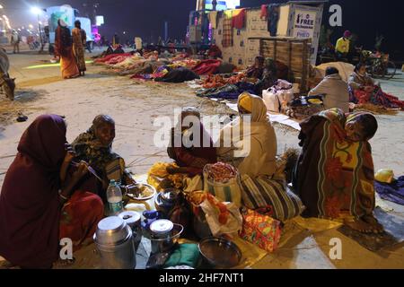 Kolkata, Inde.13th janvier 2022.Le 13 janvier 2022, un dévot hindou cuisine dans un camp temporaire lors du festival de la génasagar Mela, à l'île de Sagar, à quelque 150 kilomètres au sud de Kolkata, en Inde.(Photo de Dipa Chakraborty/Pacific Press/Sipa USA) crédit: SIPA USA/Alay Live News Banque D'Images