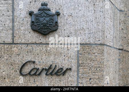 Hambourg, Allemagne - 9 février 2020L : signe du logo de la marque Cartier à l'extérieur du mur de briques texturées du magasin dans le centre-ville de Hambourg.Cartier conçoit et fabricant Banque D'Images