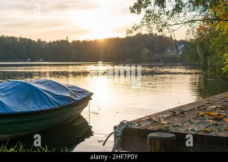 Lever de soleil en automne à Ratzburger See à Ratzeburg, Allemagne. Banque D'Images