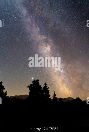 Milky Way au-dessus des montagnes de Wetterstein, Garmisch-Partenkirchen, Bavière, Allemagne Banque D'Images