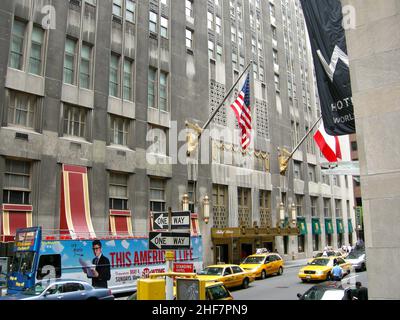 L'élection présidentielle américaine de 2004 à New York a eu lieu le 2 novembre 2004 et faisait partie de l'élection présidentielle américaine de 2004.Les électeurs ont choisi 31 représentants, ou des électeurs du Collège électoral, qui ont voté pour le président et le vice-président.La ville de New York comprend 5 arrondissements où la rivière Hudson rencontre l'océan Atlantique.Manhattan, un quartier densément peuplé qui compte parmi les plus grands centres commerciaux, financiers et culturels du monde, est au cœur de ce quartier.Ses sites emblématiques incluent des gratte-ciel tels que l'Empire State Building et Central Park. Banque D'Images