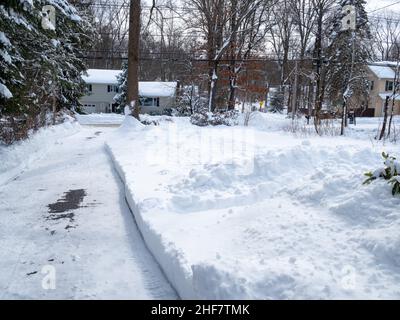 allée nettoyée après la tempête de neige Banque D'Images