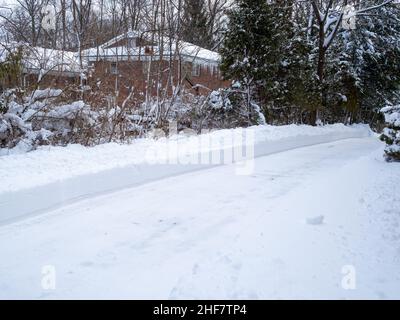 allée nettoyée après la tempête de neige Banque D'Images