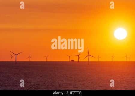 Vordingborg, parc éolien Kriegers Flak, éoliennes, station de conversion offshore, mer Baltique, lever du soleil à Moens Klint, Moen, Danemark Banque D'Images