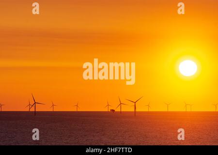 Vordingborg, parc éolien Kriegers Flak, éoliennes, station de conversion offshore, mer Baltique, lever du soleil à Moens Klint, Moen, Danemark Banque D'Images