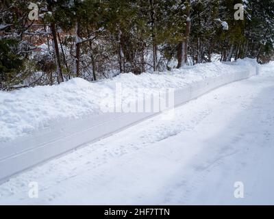 allée nettoyée après la tempête de neige Banque D'Images