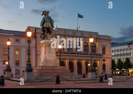 Göteborg, Göteborg, Gustaf Adolfs torg (place de Gustaf Adolf), statue du père fondateur de Göteborg, roi Gustavus Adolphus de Suède, maison Börsen à Västra Götalands län, Suède Banque D'Images