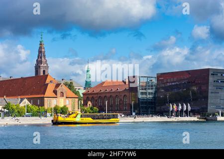 Copenhague, Koebenhavn, de gauche à droite, le Musée danois de la guerre (Krigsmuseet), la tour du château de Christiansborg, la tour Boersen, Black Diamond (Den Sorte Diamant) est une extension moderne du front de mer à la Bibliothèque danoise royale, bateau de ferry, port intérieur en Zélande, Sealand, Sjaelland, Danemark Banque D'Images