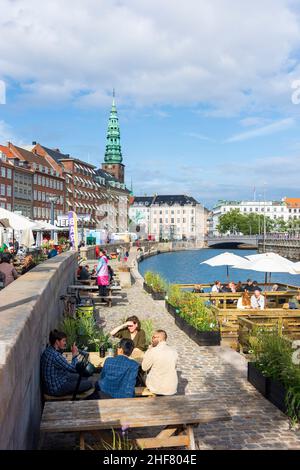 Copenhague, Koebenhavn, canal à Gammel Strand, restaurant, centre d'art contemporain Nikolaj (Nikolaj Kunsthal) dans l'ancienne église Saint-Nicolas en Zélande, Sealand, Sjaelland, Danemark Banque D'Images