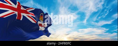 Drapeau du gouverneur de Tasmanie , Australie sur fond ciel nuageux au coucher du soleil, vue panoramique.Voyage australien et patriote concept. Espace de copie pour wid Banque D'Images