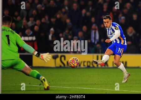 Brighton, Royaume-Uni.14th janvier 2022.Leandro Trossard de Brighton et Hove Albion's (R) a un tir à but sauvé par Jack Butland, le gardien de but de Crystal Palace (L).Match de première ligue, Brighton & Hove Albion v Crystal Palace au stade Amex de Brighton le vendredi 14th janvier 2022. Cette image ne peut être utilisée qu'à des fins éditoriales.Utilisation éditoriale uniquement, licence requise pour une utilisation commerciale.Aucune utilisation dans les Paris, les jeux ou les publications d'un seul club/ligue/joueur. photo par Steffan Bowen/Andrew Orchard sports photographie/Alay Live news crédit: Andrew Orchard sports photographie/Alay Live News Banque D'Images