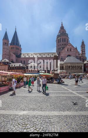 Allemagne, Rhénanie-Palatinat, Mayence, marché avec cathédrale Banque D'Images