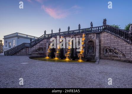 Allemagne, Basse-Saxe, Hanovre, cascade des jardins de Herrenhausen dans la soirée Banque D'Images