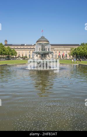 Allemagne, Hesse, Wiesbaden, Bowling Green et bassin d'eau avec une fontaine en cascade à trois coquillages, Kurhaus en arrière-plan Banque D'Images