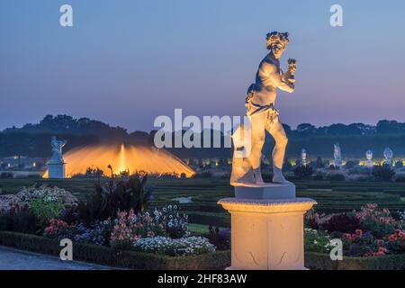 Allemagne, Basse-Saxe, Hanovre, sculpture Bacchus / automne des jardins de Herrenhausen dans la soirée Banque D'Images