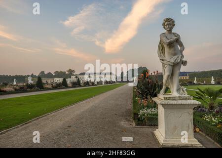 Allemagne, Basse-Saxe, Hanovre, parterre des jardins de Herrenhausen avec la sculpture de Meleager dans la soirée Banque D'Images