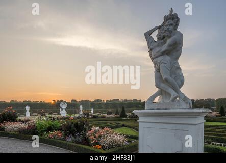 Allemagne, Basse-Saxe, Hanovre, statue « Pan & Syrinx » dans les jardins de Herrenhausen dans la soirée Banque D'Images