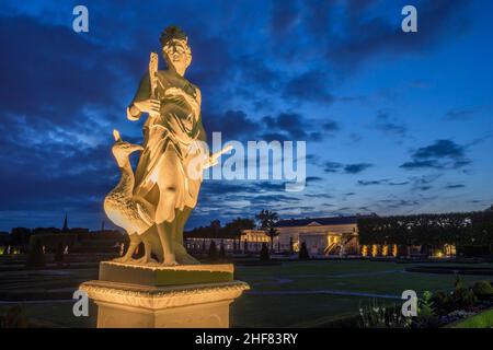 Allemagne, Basse-Saxe, Hanovre, sculpture Luft / Juno avec paon dans les jardins éclairés de Herrenhausen dans la soirée Banque D'Images