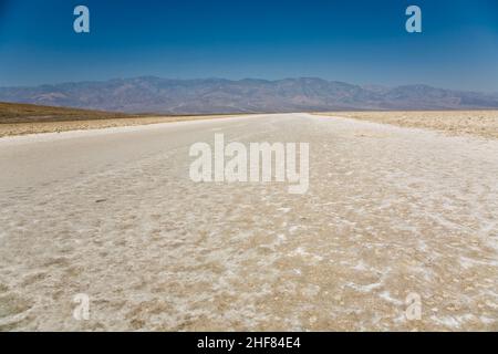 Badwater, point le plus profond des Etats-Unis, Saltsee a mélangé avec des minéraux dans la vallée du désert, plus profond que le niveau de la mer Banque D'Images