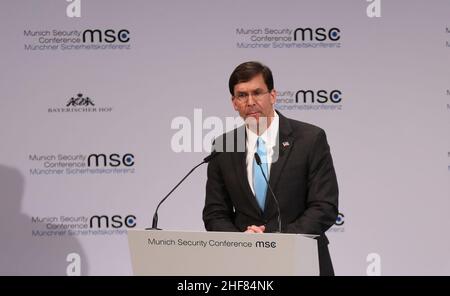 Le secrétaire à la Défense, Mark Esper, parle au MSC 2020 (49557419542). Banque D'Images