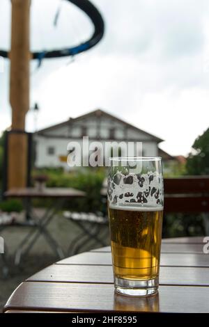 Verre à bière, café en plein air, automne Banque D'Images