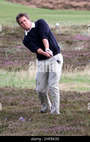 L'acteur Hugh Grant joue au Prestwick Old course, Ayrshire, Écosse, lors d'une visite en Écosse, le 27 juillet 2010 Banque D'Images