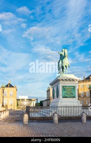 Copenhague, Koebenhavn, Palais Amalienborg, statue équestre du roi Frederick V en Zélande, Sealand, Sjaelland, Danemark Banque D'Images