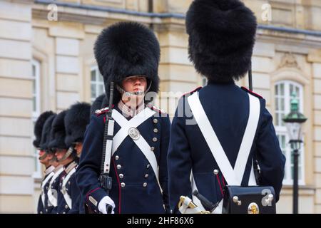 Copenhague, Koebenhavn, Garde royale, relève de la garde devant le palais Amalienborg, fusil M16 en Zélande, Sealand, Sjaelland, Danemark Banque D'Images